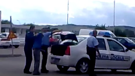 Cum au ajuns doi polițiști români și o Dacia Logan virali pe un site din Australia
