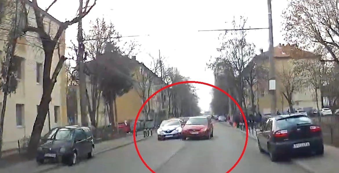 Un elev dintr-o mașină de școală învață cum se face o depășire în traficul real din București – VIDEO