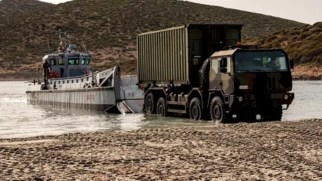 Forțele Aeriene cumpără ateliere mecanice mobile transportabile pe vehicule. Acestea permit reparații pe câmpul de luptă sau în teren neamenajat