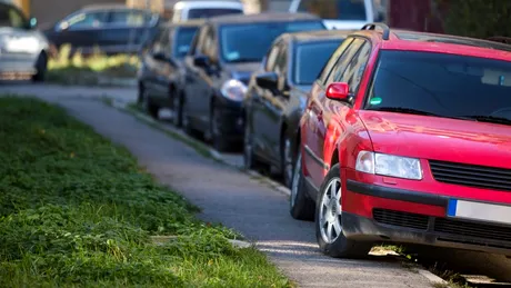 Ce pățești în România dacă îți parchezi mașina pe trotuar?