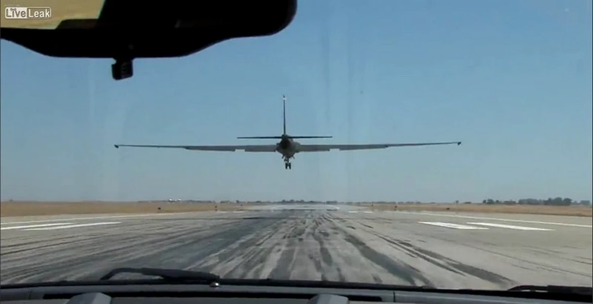Cel mai spectaculos job: să ghidezi avioanele U2 dintr-un Corvette! VIDEO