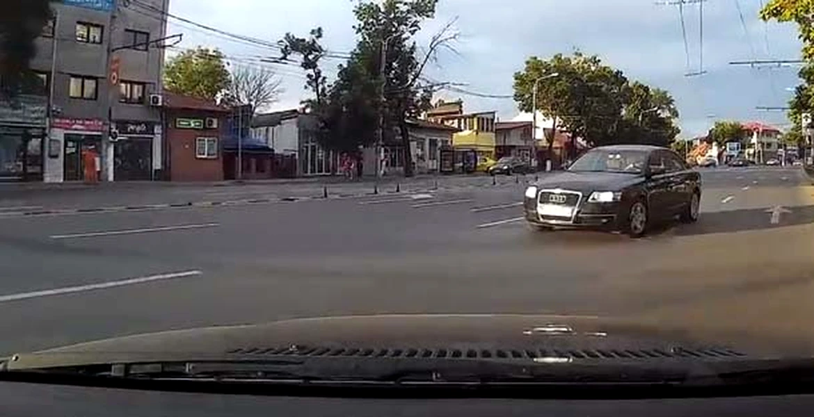 Acest accident din Bucureşti a fost desemnat culpă comună. Voi ce părere aveţi? – VIDEO