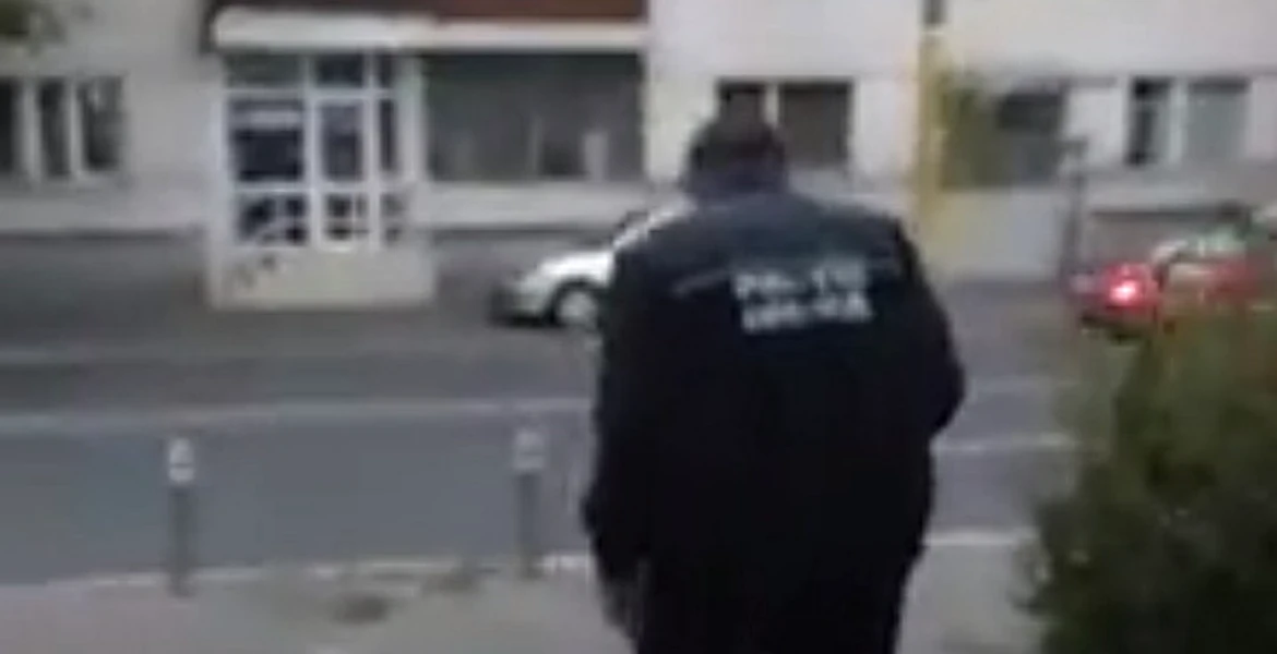 Se „clatină” legea. Imagini cu un poliţişt local beat au devenit virale pe Facebook | VIDEO