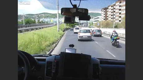 Cât de civilizaţi sunt ungurii atunci când văd o ambulanţă? VIDEO