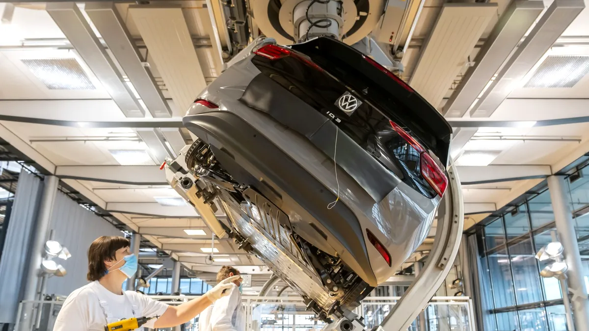 Volkswagen, sub atacul Tesla, ia în calcul concedierea a 30000 de muncitori