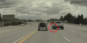 O roată slăbită a provocat un accident incredibil pe autostradă. O Tesla a filmat întreaga scenă – VIDEO