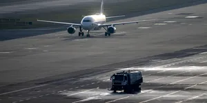 Mașină de măturare de mare viteză și capacitate pentru Aeroportul Otopeni, căutată: contract de 4,14 mil. lei. Cum diferă aceste vehicule de măturătoarele de străzi?