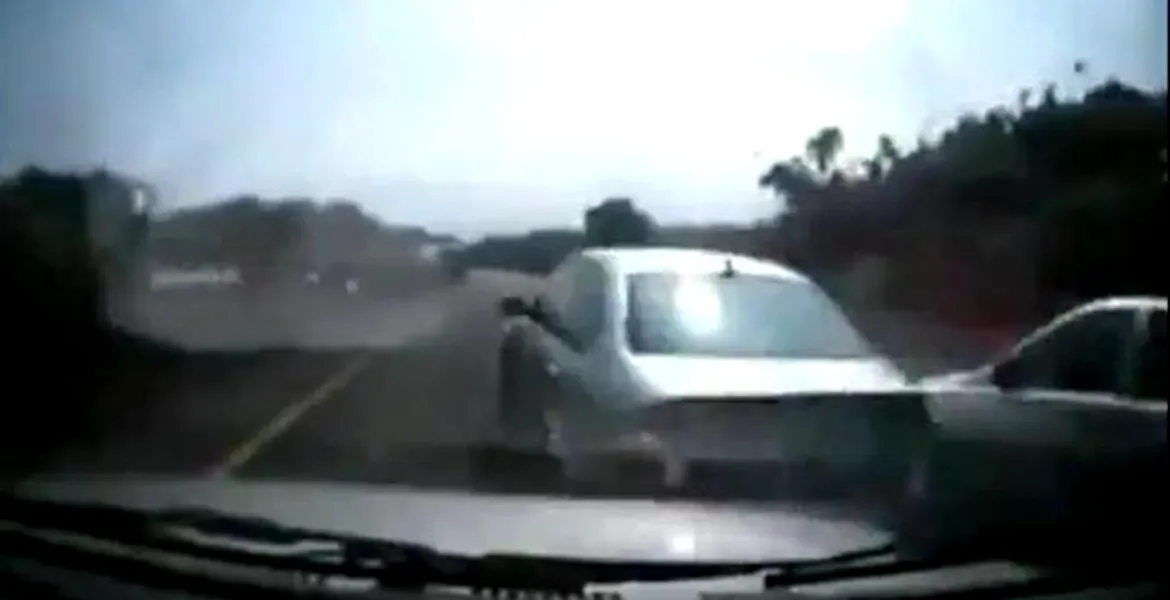 VIDEO: un şmecher cu BMW provoacă un accident grav pe autostradă
