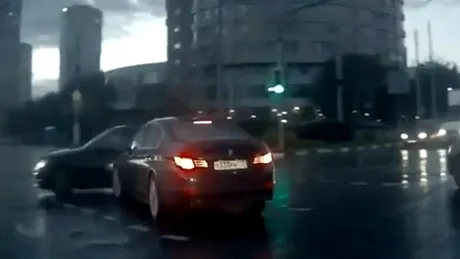 VIDEO: ne poate spune cineva de unde a apărut maşina aia?!