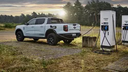 Noul Ford Ranger îți permite să alimentezi diferite unelte direct de la bateria sistemului hibrid