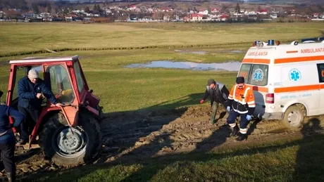 O ambulanță a rămas blocată în noroi în timp ce se afla în misiune. Primăria a trimis un tractor