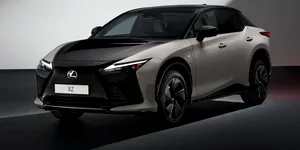 Facelift pentru Lexus RZ – SUV-ul electric primește un plus de putere și trepte de viteză simulate