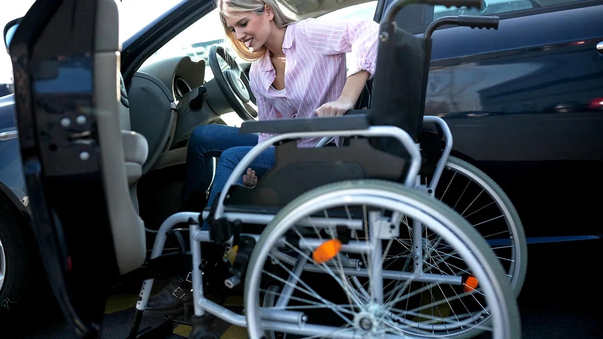Persoanele cu dizabilități pot deconta carburantul pentru mașina proprie