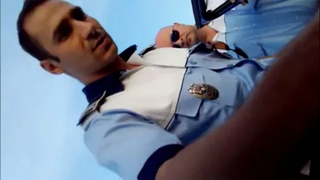 „Vrei să te scot pe geam?” Intervenţia în forţă a poliţiştilor din Brăila. VIDEO