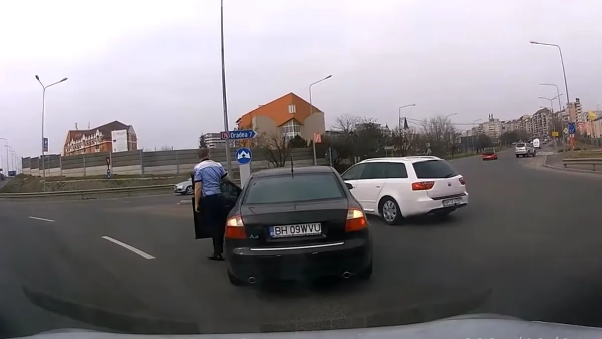 Șofer amendat după ce a fost la un pas să lovească mașina unui polițist într-un sens giratoriu. Cine are dreptate? VIDEO