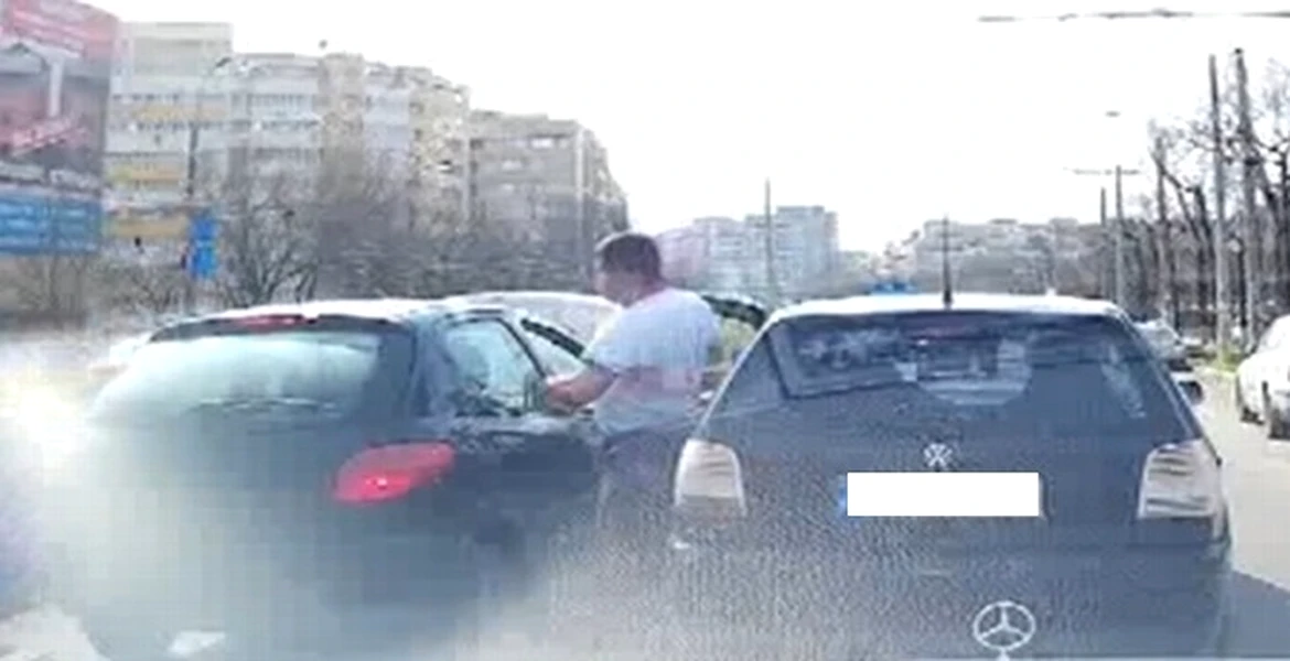 Bătaie cu pumnii şi picioarele în traficul din Bucureşti. VIDEO