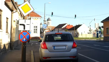 Într-o intersecție unde drumul cu prioritate virează la stânga, ești obligat să semnalizezi? Ce scrie în Codul Rutier 2026