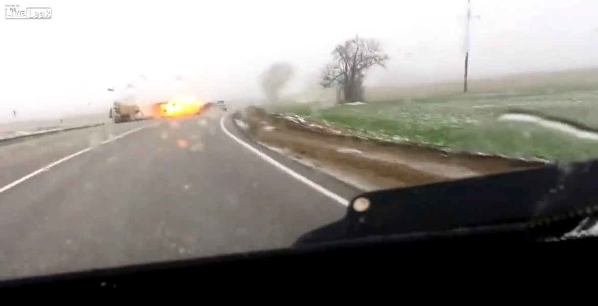 Accident: nu încerca să depăşeşti în curbă, pe ploaie… VIDEO