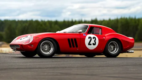 Un model Ferrari 250 GTO din 1962 a devenit cea mai scumpă maşină vândută la licitaţie