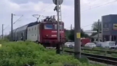 Imagini inedite la Bacău. Mecanicul opreşte locomotiva şi coboară bariera cu mâna pentru a permite trecerea trenului - VIDEO