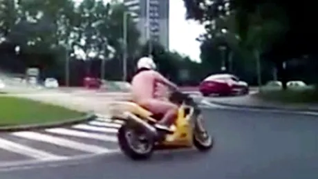Poliţia a pornit girofarele pe loc când l-a văzut cum mergea pe motocicletă [VIDEO]