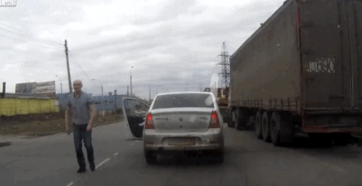 Rusia: A vrut să facă pe nebunul în trafic, dar a primit o lecţie de la şoferul unui Logan | VIDEO