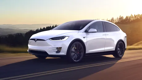 Un inginer Tesla spune că videoclipul care prezenta capacitățile de conducere autonomă a fost trucat