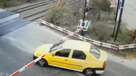 VIDEO. Gest inconștient. Un șofer traversează calea ferată, deși barierele erau lăsate