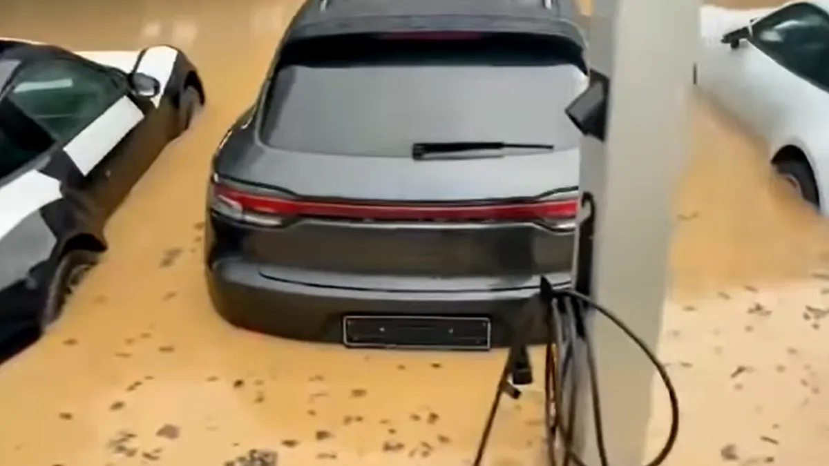 Mai multe mașini Porsche nou-nouțe au fost inundate în curtea unui dealer din Germania - VIDEO