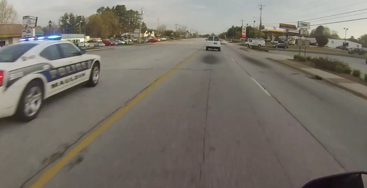 VIDEO: Un motociclist se laudă pe YouTube, „ajutând” poliţia să-l aresteze