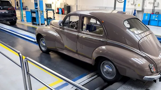 <span class='prepend'>Foto |</span> Un Peugeot 203 din 1958 a atras toate privirile la o stație RAR din București. Mai puțin de cinci astfel de exemplare mai există în România