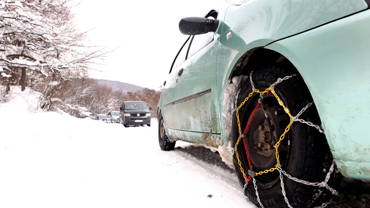 2025: Trebuie să pui lanțuri antiderapante pe zăpadă? Mesajul transmis de Poliția Rutieră