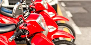 Scuterul, o alternativă tot mai luată în calcul în marile orașe. De ce este mai eficient decât mașina sau metroul