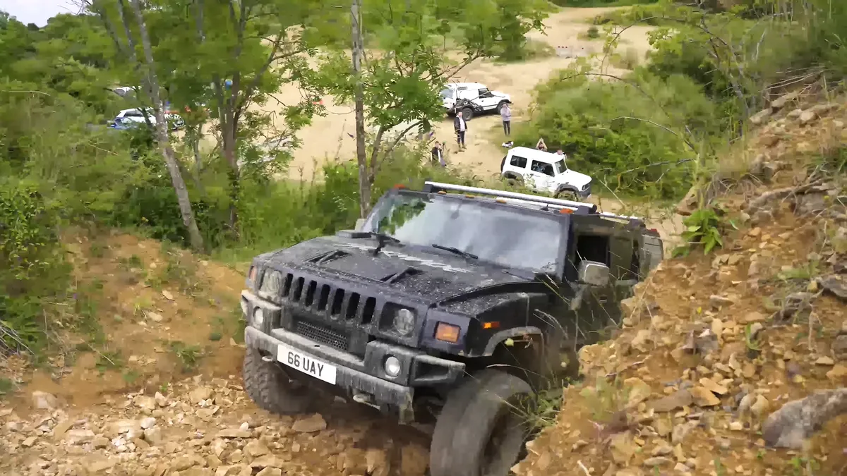 Suzuki Jimny și Hummer H2 - David și Goliat în off-road