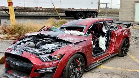 Pompierii au distrus cel mai scump Ford Mustang într-un antrenament
