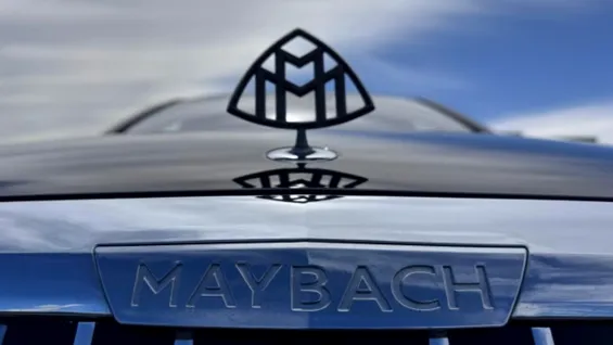Un Mercedes-Maybach S 560 cu 236.041 km este oferit pe o platformă de bunuri recuperate
