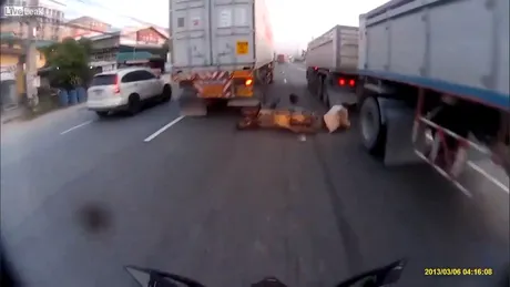 Cel mai norocos motociclist în lupta cu două camioane. VIDEO