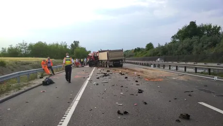 Microbuz înmatriculat în România, spulberat de un camion în timp ce şoferul îşi făcea live pe Facebook - VIDEO