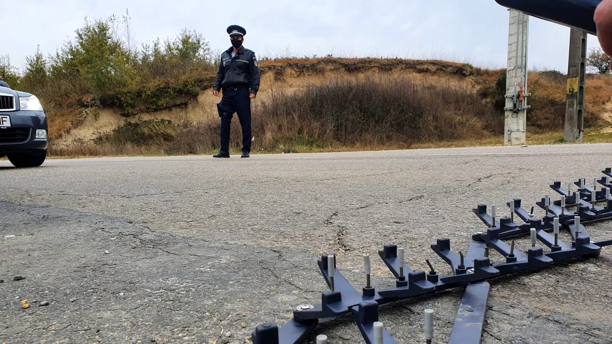 Benzile cu țepi ale Poliției fac ravagii printre infractori. Un alt traficant de țigări a fost prins cu ajutorul lor - GALERIE FOTO