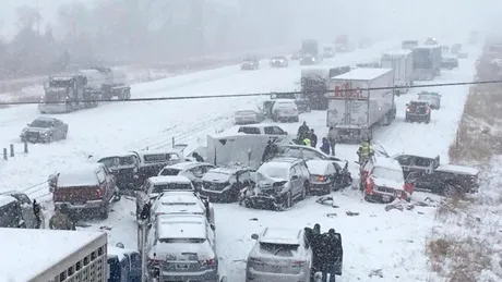 Accident în lanț pe autostradă. Peste 50 de mașini implicate. FOTO