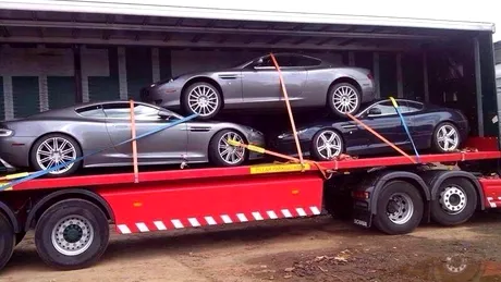 Trei Aston Martin într-un TIR? Poza asta îţi creează, literalmente, durere