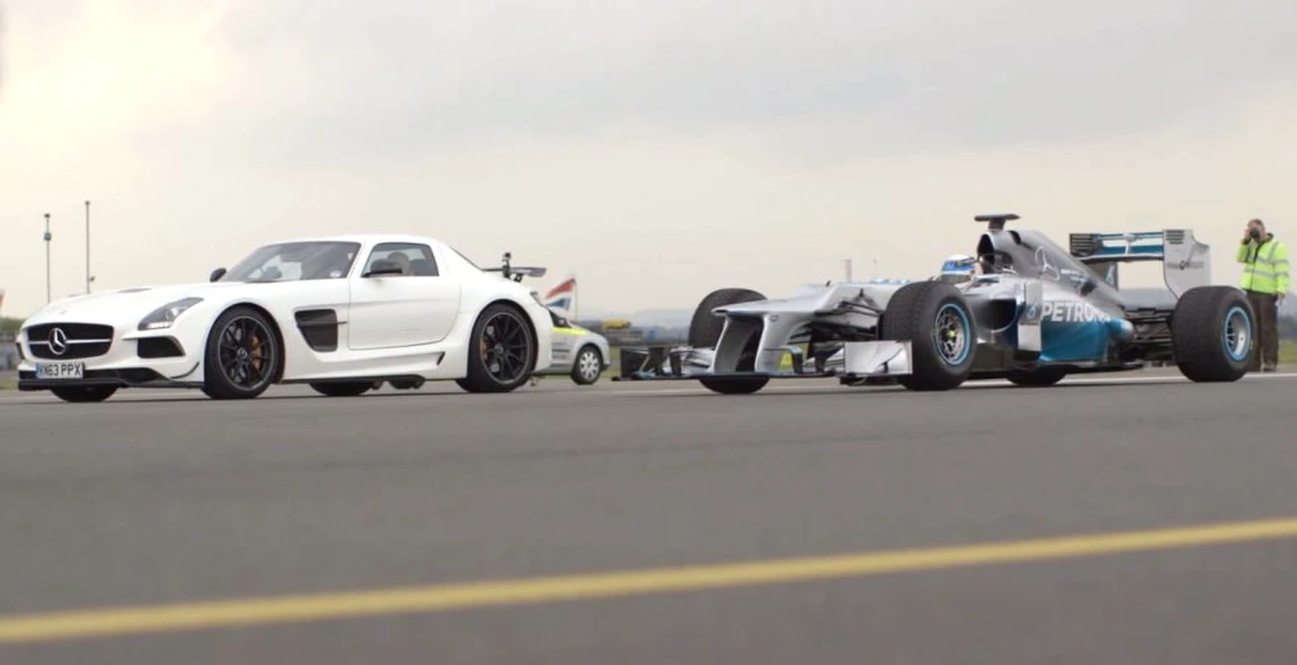 Când un Mercedes SLS AMG Black Series întâlneşte un monopost de F1. VIDEO