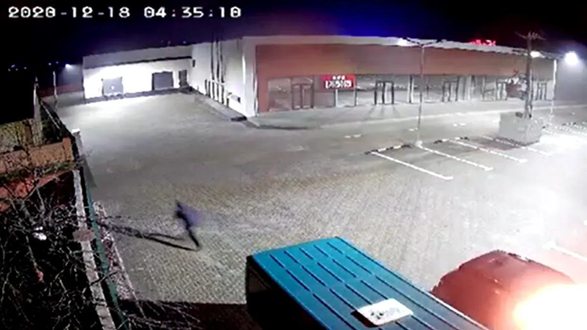 Momentul în care un bărbat incendiază două mașini în parcarea unui supermarket - VIDEO