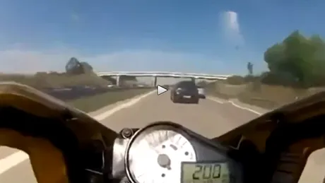 VIDEO: Avea 200 km/h pe motocicletă când o maşină i-a tăiat calea...