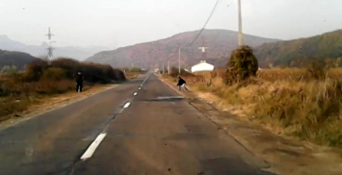 Păţania unor tineri care au întins un fir peste un drum naţional. Reacţia unui şofer – VIDEO