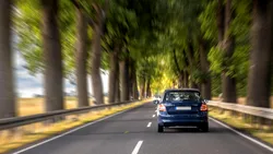 Este legal să depășești o căruță pe linia continuă, conform Codului Rutier 2026?