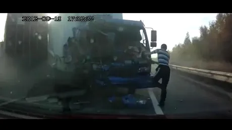VIDEO: accident între două TIR-uri şi un şofer norocos