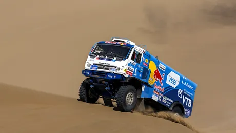 Momentul în care un camion Kamaz lovește un elicopter la Raliul Dakar. VIDEO