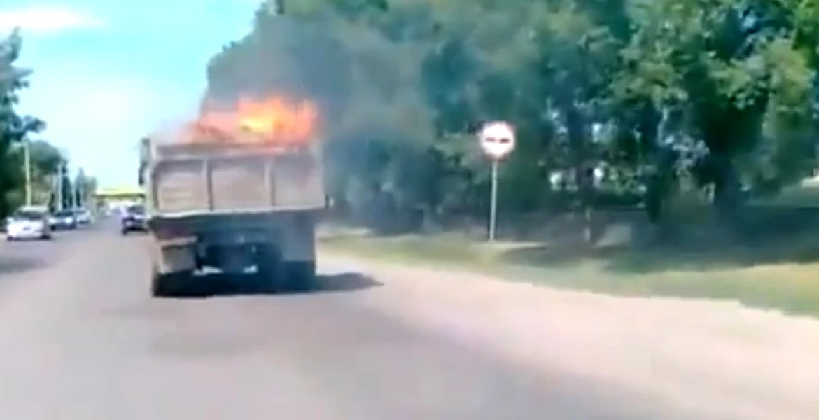 VIDEO: În Rusia, camionagii transportă…foc