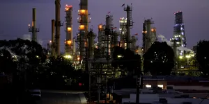 Aramco închide una dintre cele mai mari rafinării din lume, pe fondul unui atac cu drone! Gigantul a alimentat Dacia în Dakar 2026